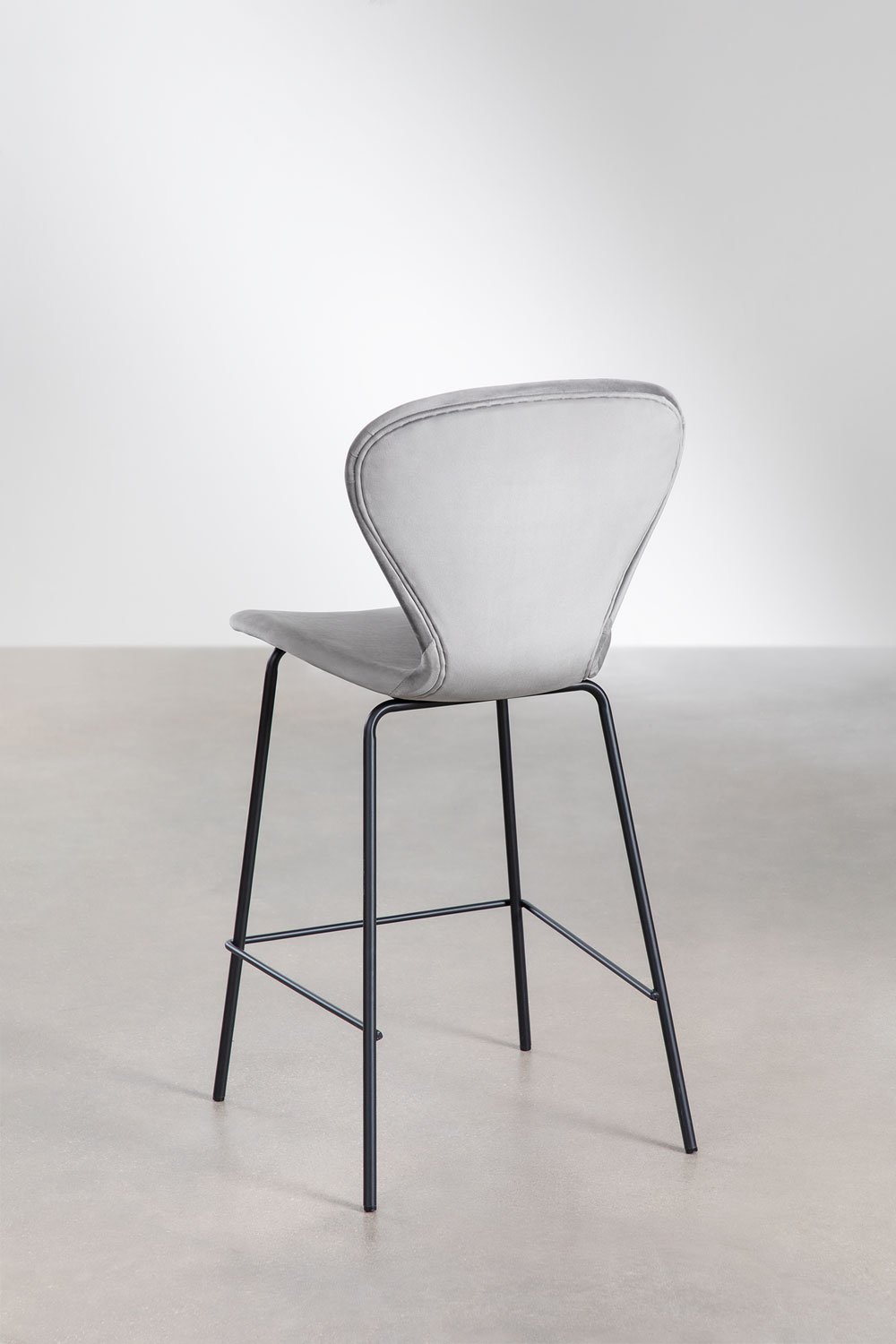 Taburete alto 65 cm en tercipelo gris claro y patas en hierro negro Uit, imagen de galer&iacute;a 3