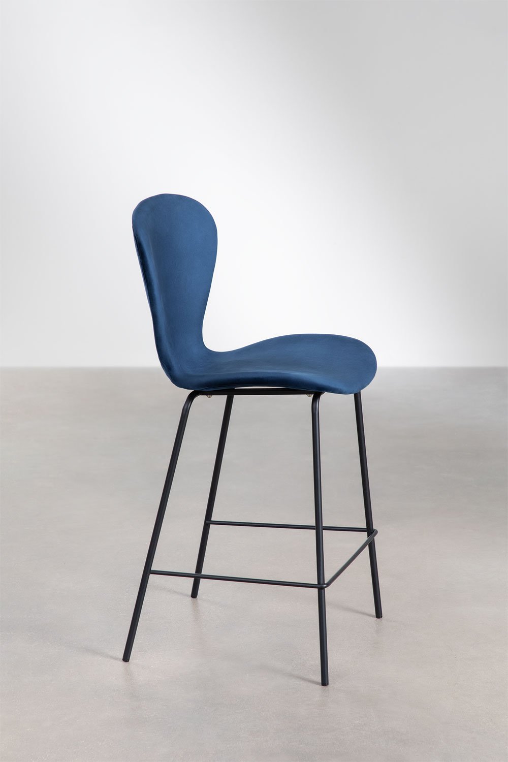 Taburete alto 65 cm en terciopelo azul marino y patas en hierro negro Uit, imagen de galería 2