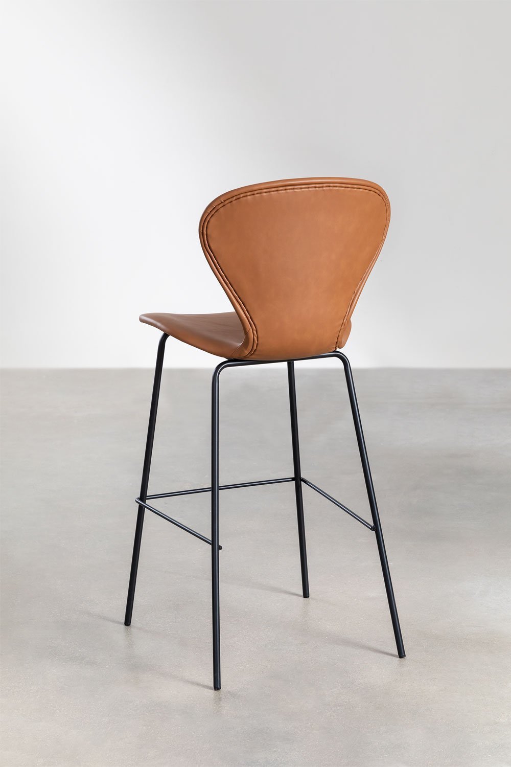 Taburete alto 75 cm en polipiel camel y patas en hierro negro Uit, imagen de galer&iacute;a 3