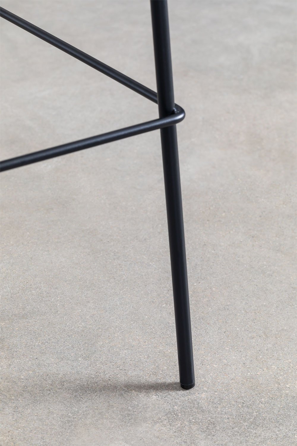 Taburete alto 75 cm en tela marrón nude claro y patas en hierro negro Uit, imagen de galería 5