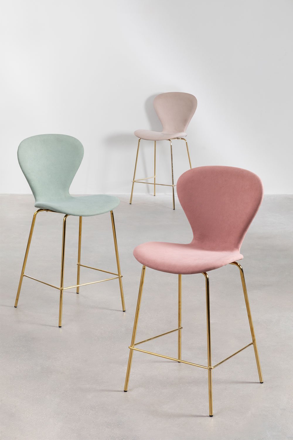 Taburete alto 65 cm en tela celadón y patas en hierro dorado Uit, imagen de galería 7