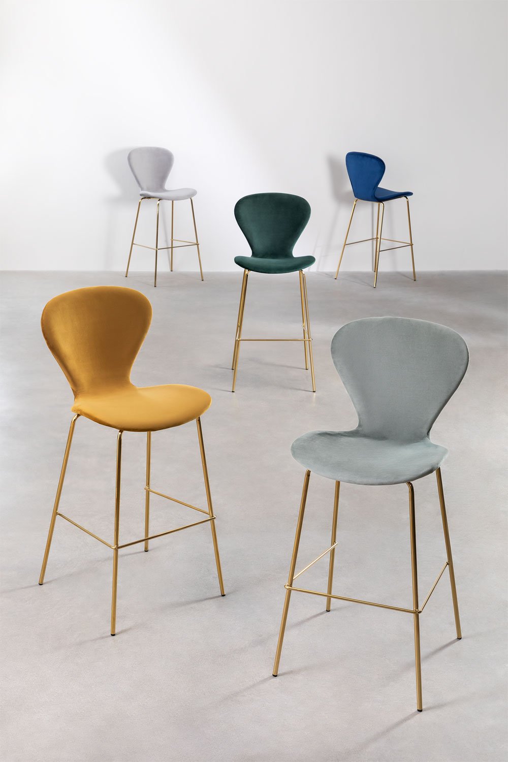 Pack de 2 taburetes altos 75 cm en terciopelo verde jungla y patas en hierro dorado Uit, imagen de galería 7