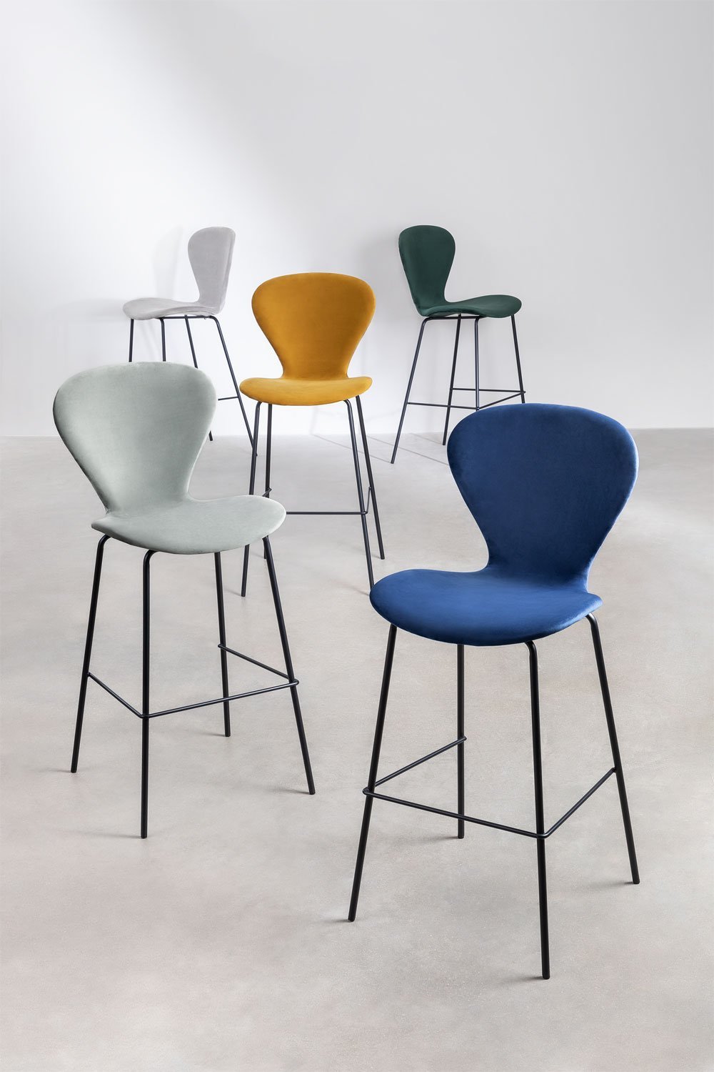 Pack de 2 taburetes altos 75 cm en terciopelo verde jungla y patas en hierro negro Uit, imagen de galería 7