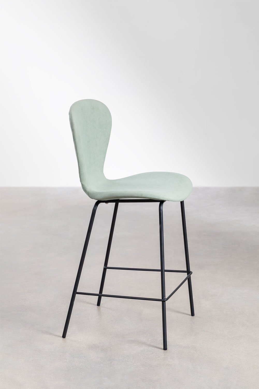 Pack de 2 taburetes altos 65 cm en tela celadón y patas en hierro negro Uit, imagen de galería 2