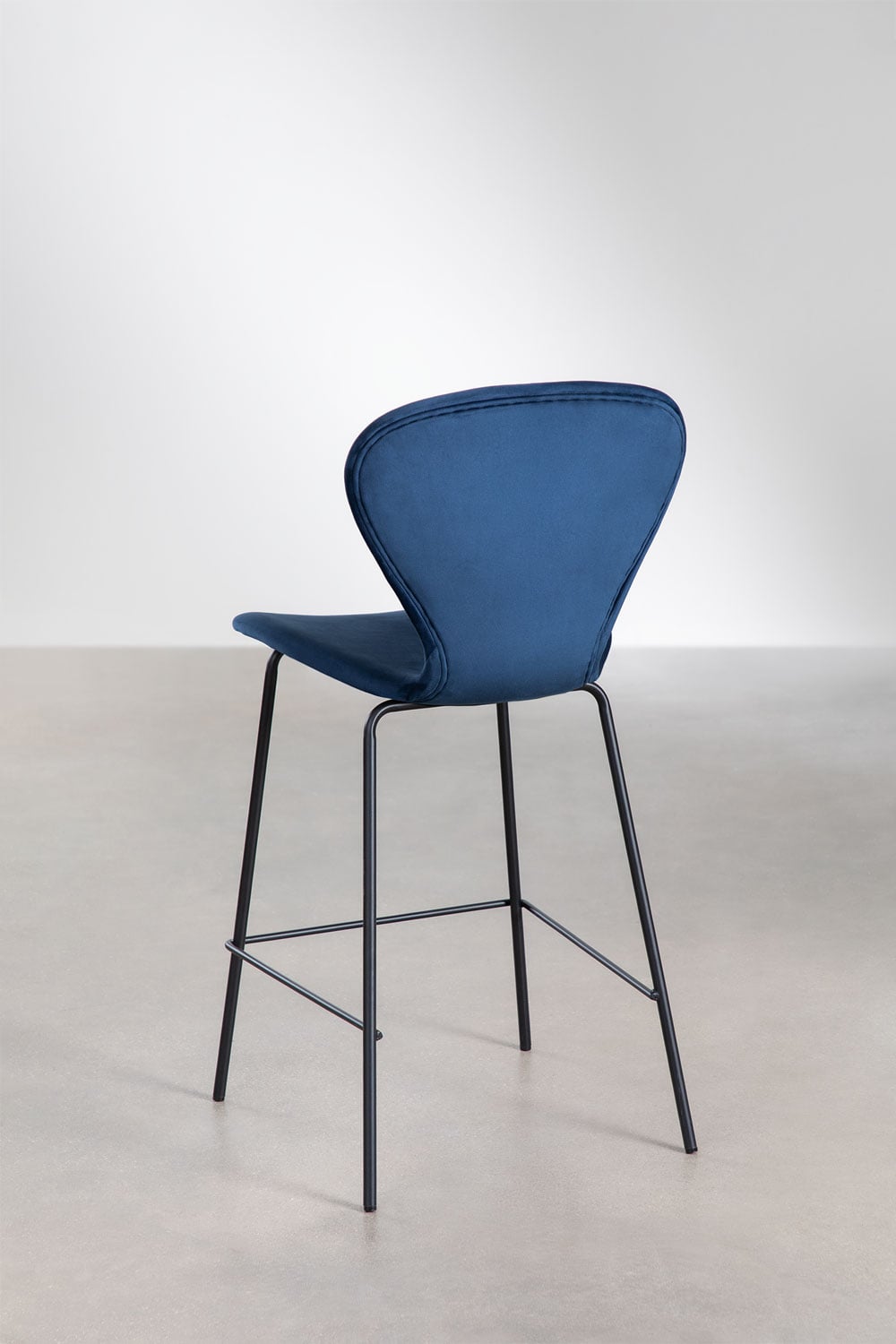 Pack de 2 taburetes altos 65 cm en terciopelo azul marino y patas en hierro negro Uit, imagen de galer&iacute;a 3