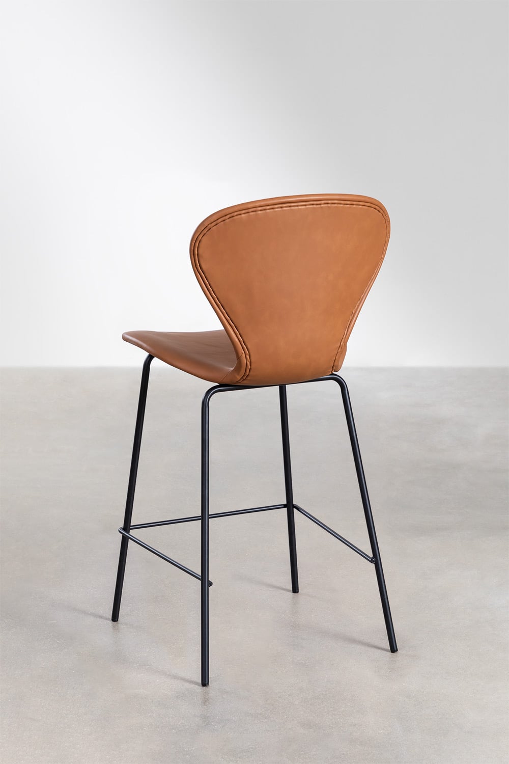 Pack de 2 taburetes altos 65 cm en polipiel camel y patas en hierro negro Uit, imagen de galer&iacute;a 3