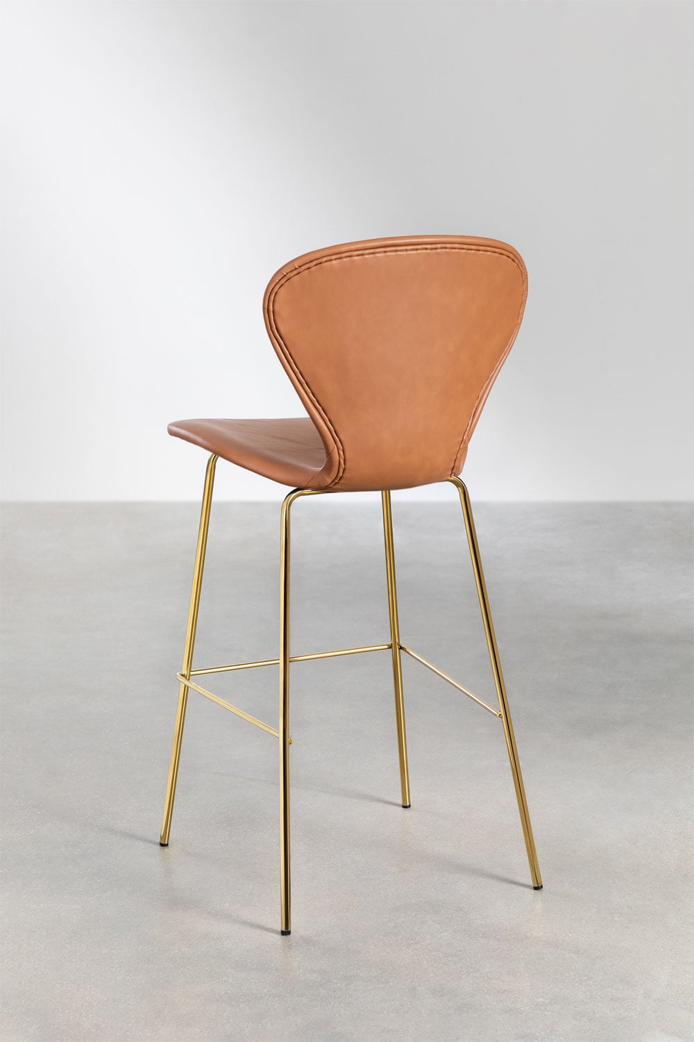 Pack de 2 taburetes altos 75 cm en polipiel camel y patas en hierro dorado Uit, imagen de galer&iacute;a 3