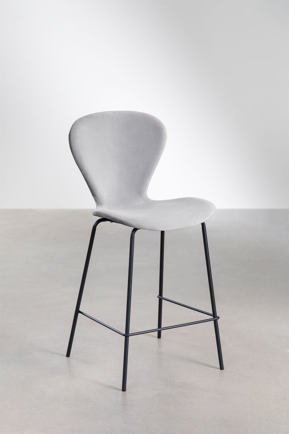 Pack de 4 taburetes altos 65 cm en tercipelo gris claro y patas en hierro negro Uit, imagen de galería 1