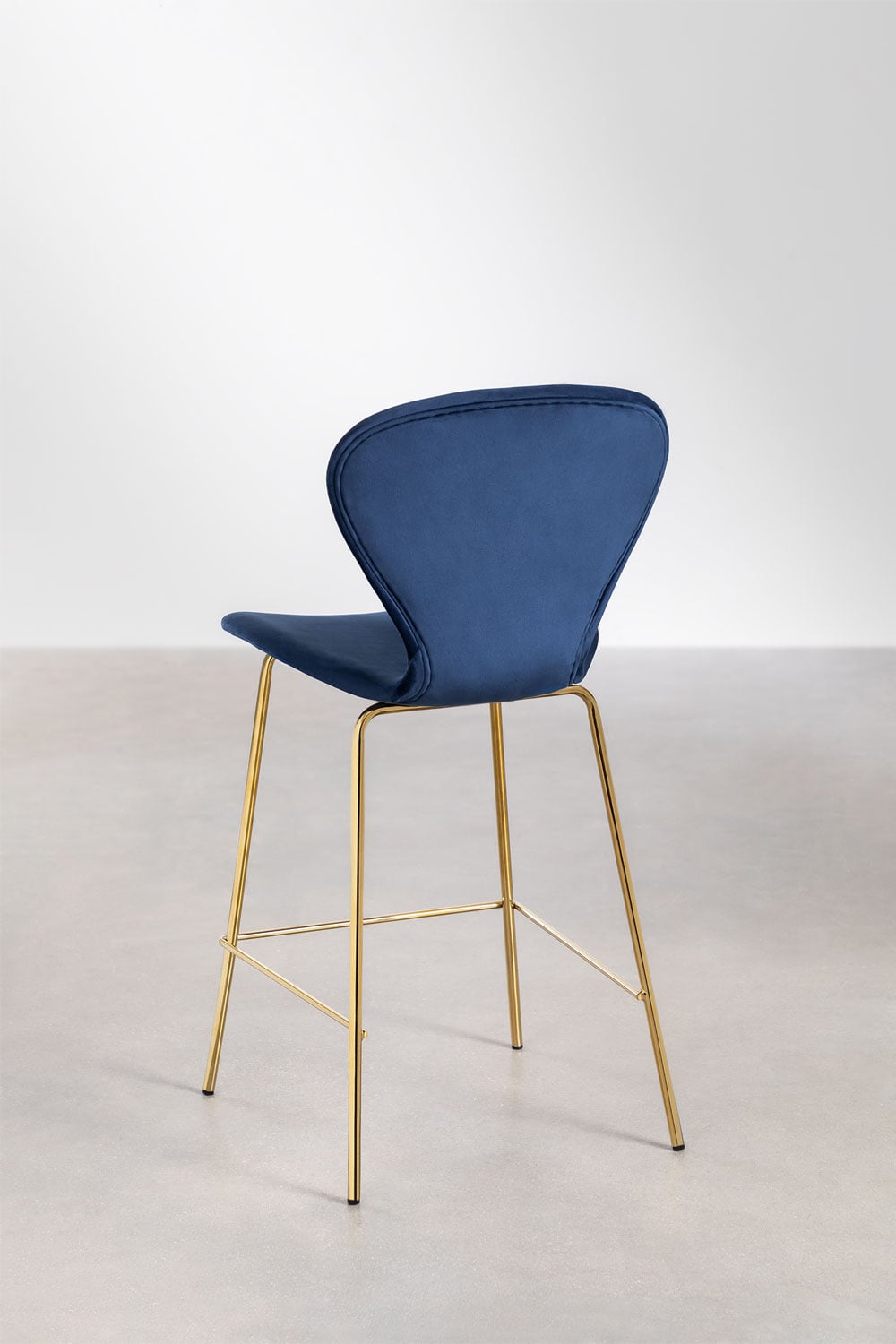 Pack de 4 taburetes altos 65 cm en terciopelo azul marino y patas en hierro dorado Uit, imagen de galer&iacute;a 3