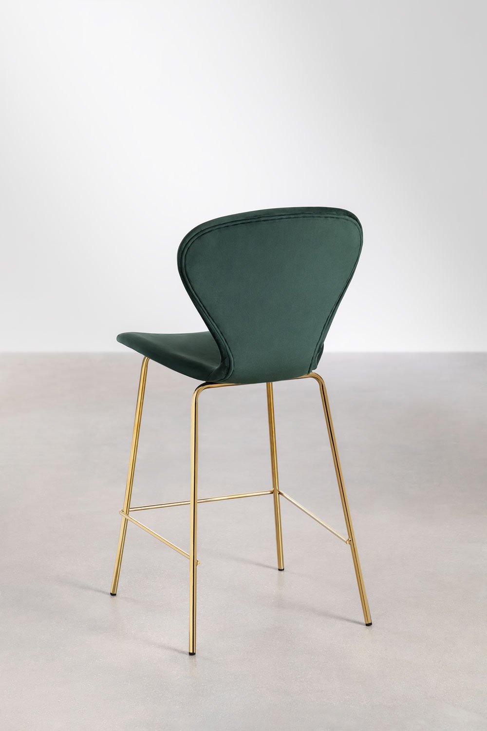 Pack de 4 taburetes altos 65 cm en terciopelo verde jungla y patas en hierro dorado Uit, imagen de galer&iacute;a 3
