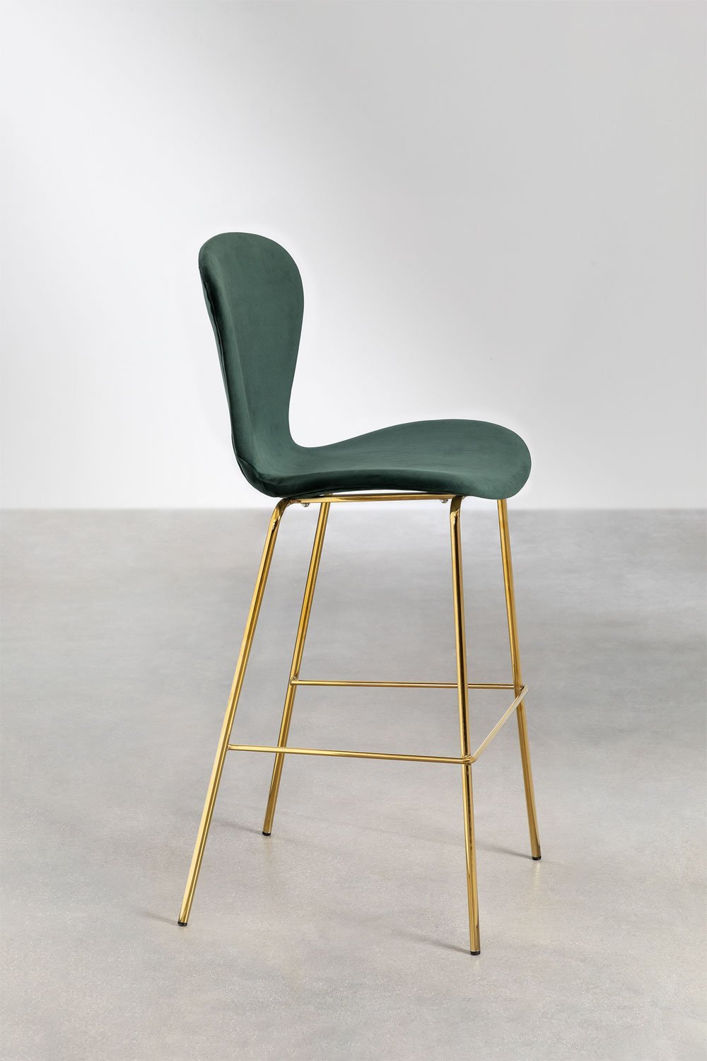 Pack de 4 taburetes altos 75 cm en terciopelo verde jungla y patas en hierro dorado Uit, imagen de galería 2