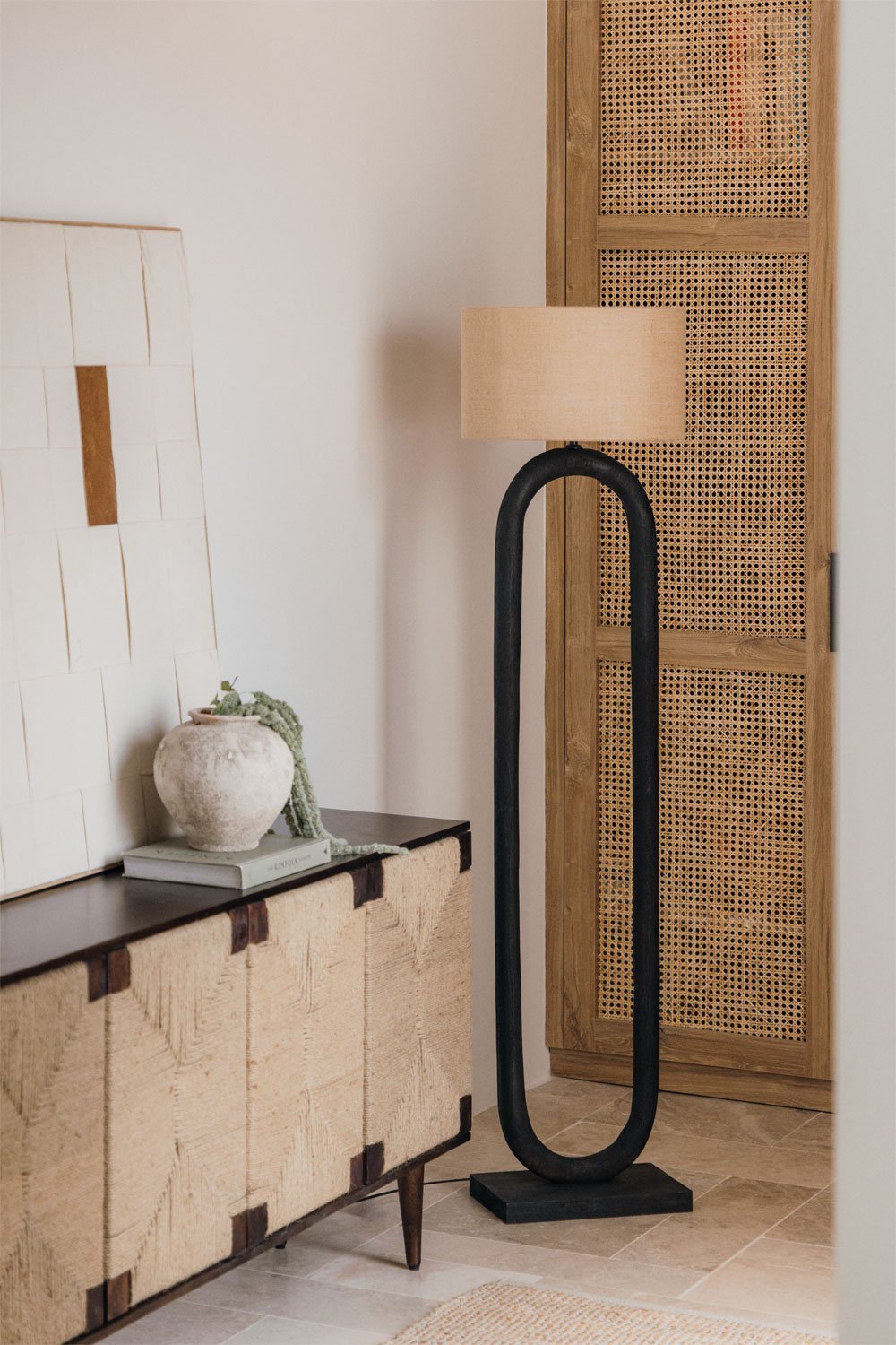 Lámpara de pie en madera de mango Tiberia, imagen de galería 1