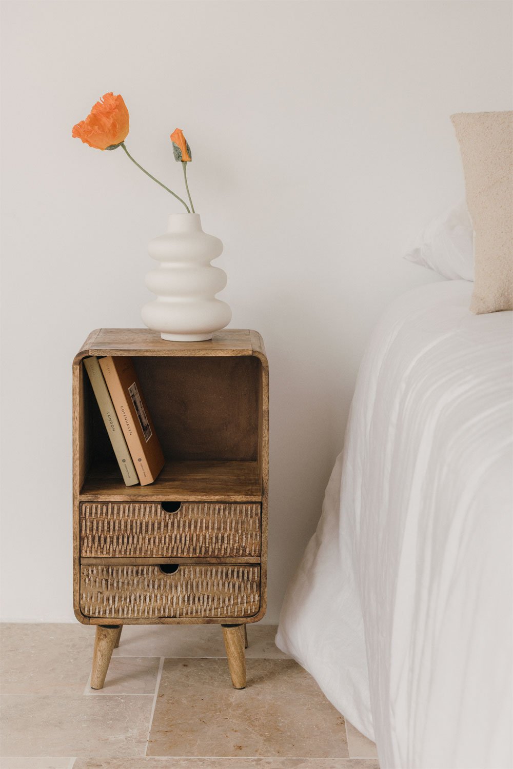 Mesita de noche en madera de mango Yulara, imagen de galería 1