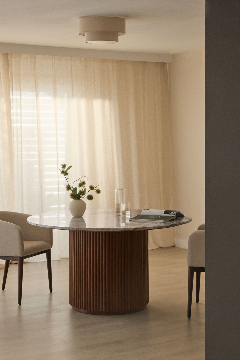 Mesa de comedor redonda en piedra natural y madera de mango Giselda , imagen de galería 1