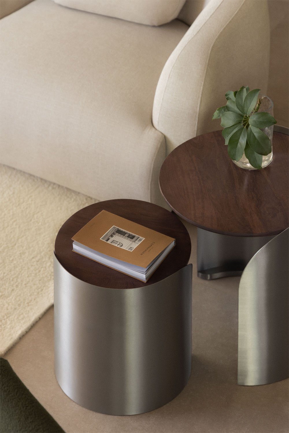 Mesa auxiliar redonda en madera de mango y acero inoxidable Xireisa, imagen de galería 1