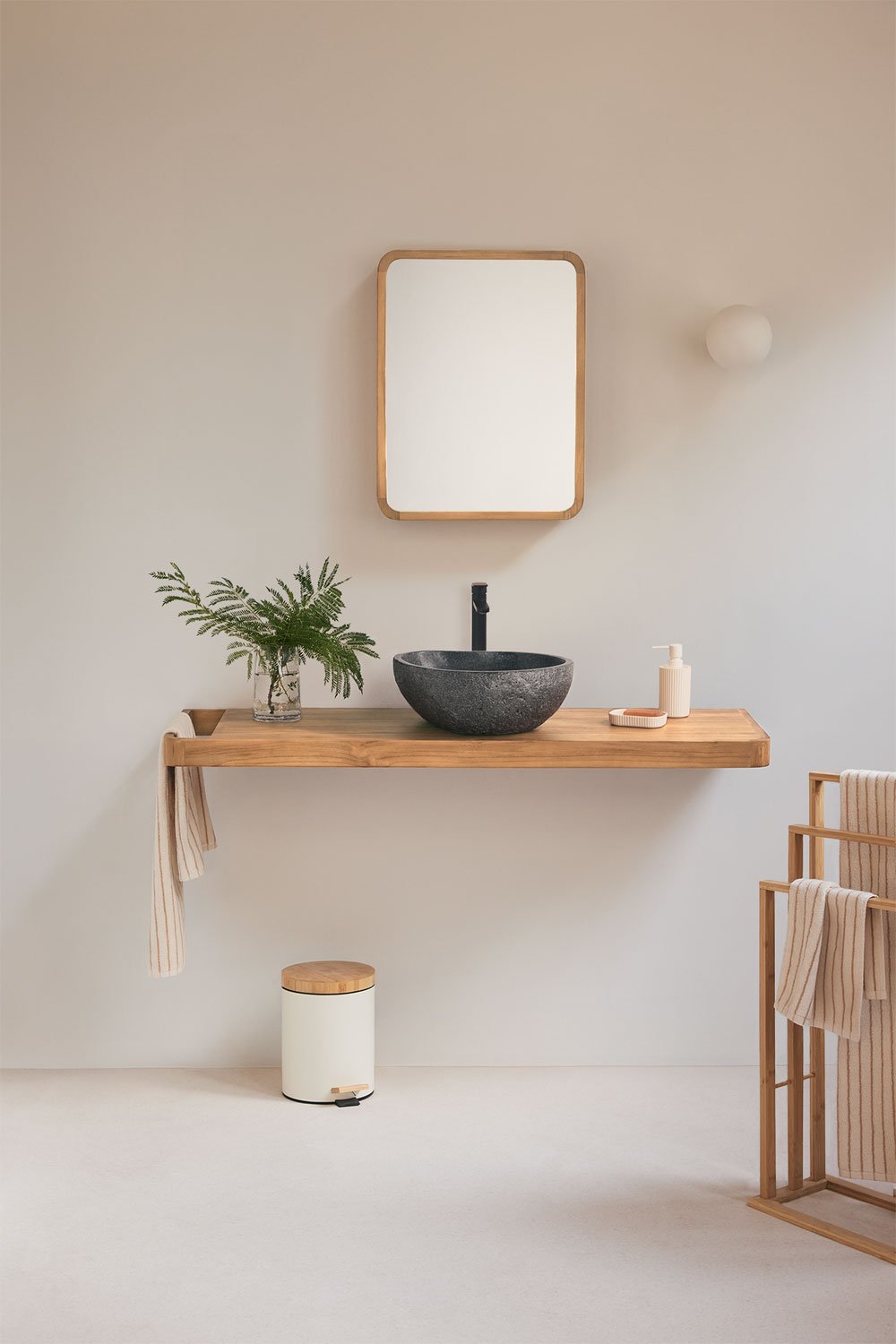 Conjunto de mueble de baño suspendido en madera de teca Neill, imagen de galería 1