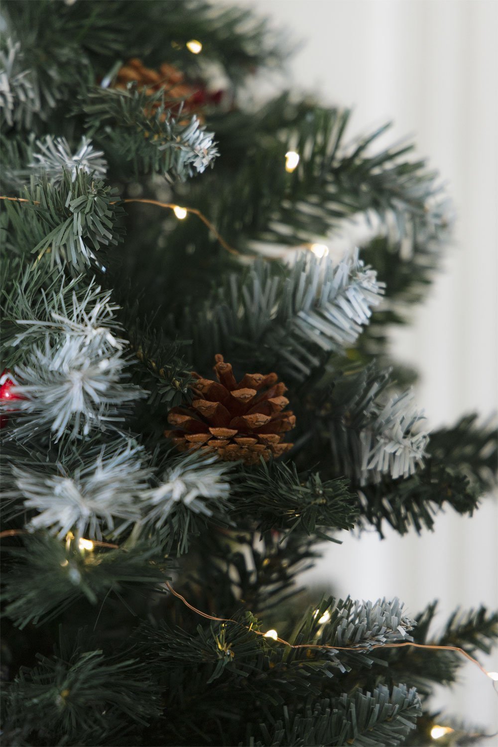 Árbol de Navidad con piñas decorativas y bayas rojas Livigno, imagen de galería 2