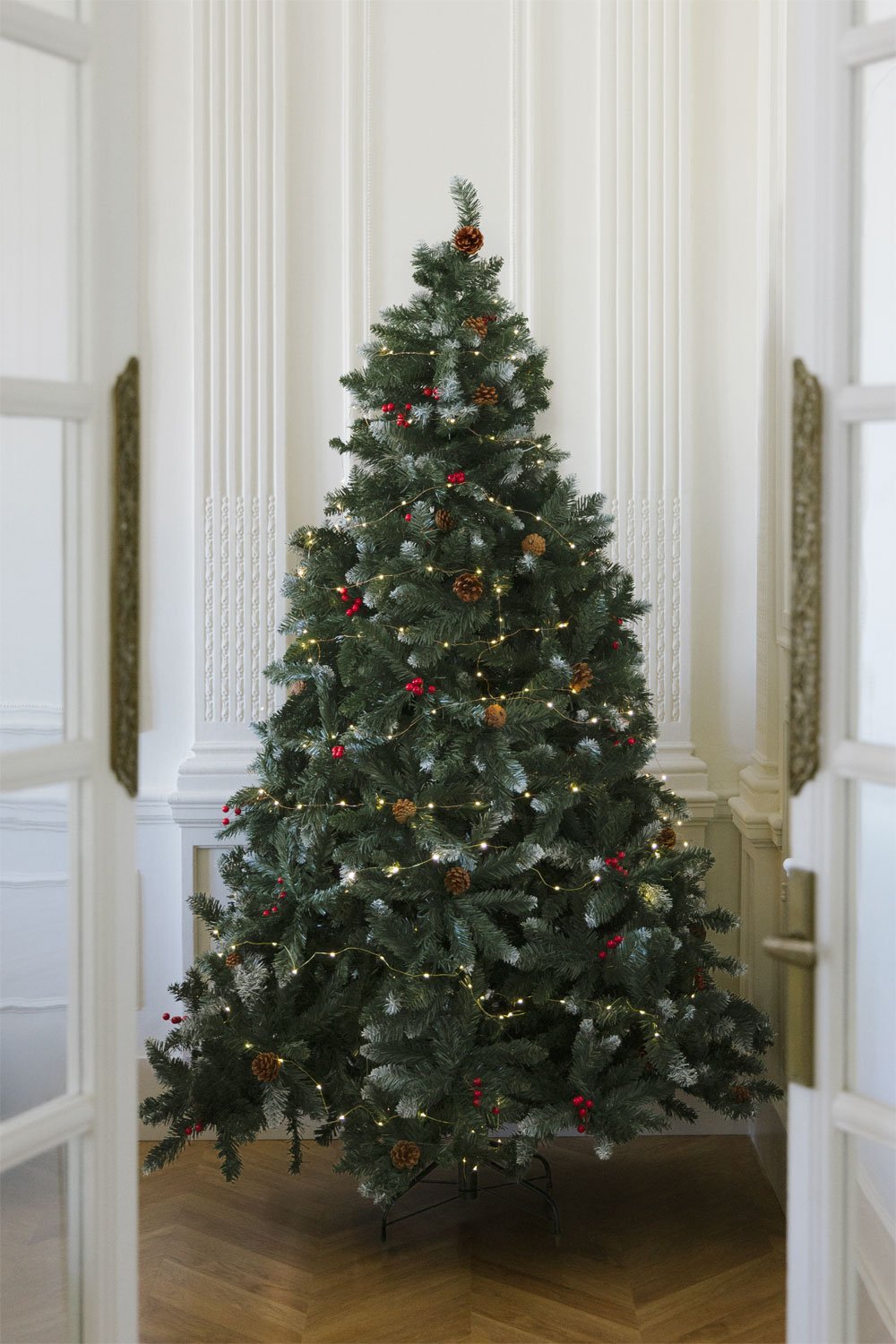 Árbol de Navidad con piñas decorativas y bayas rojas Livigno, imagen de galería 1