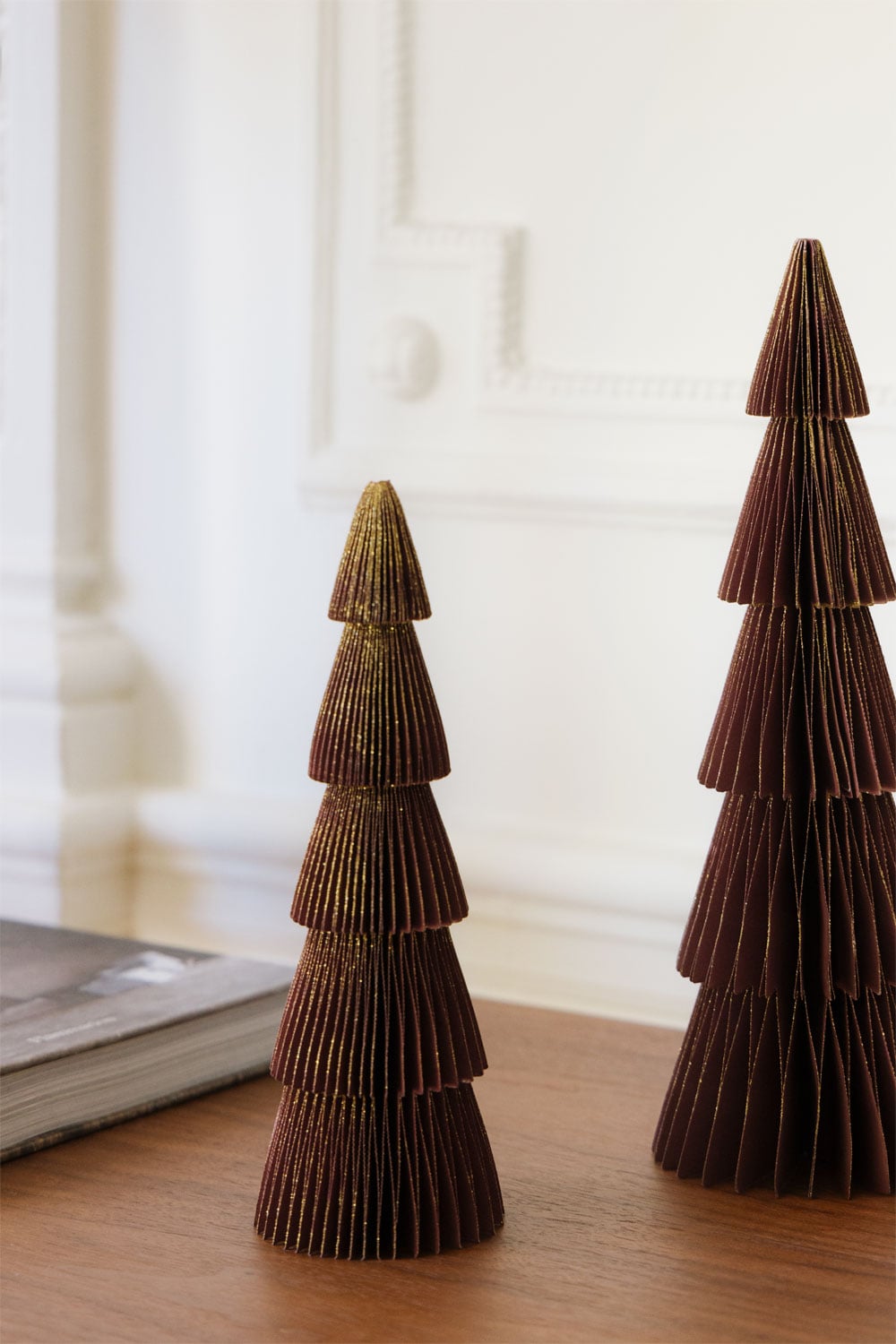 Pack de 2 árboles de Navidad 22,5 cm en papel rojo cedro con brillo Jesper, imagen de galer&iacute;a 1