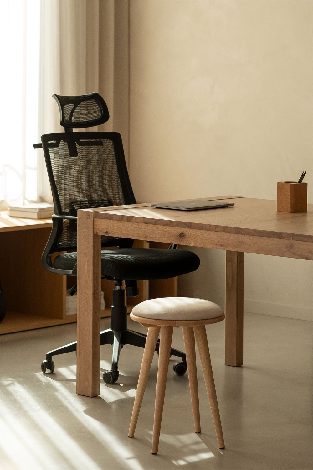 Silla de oficina con ruedas y reposacabezas en polipropileno Teill Black     , imagen de galería 1