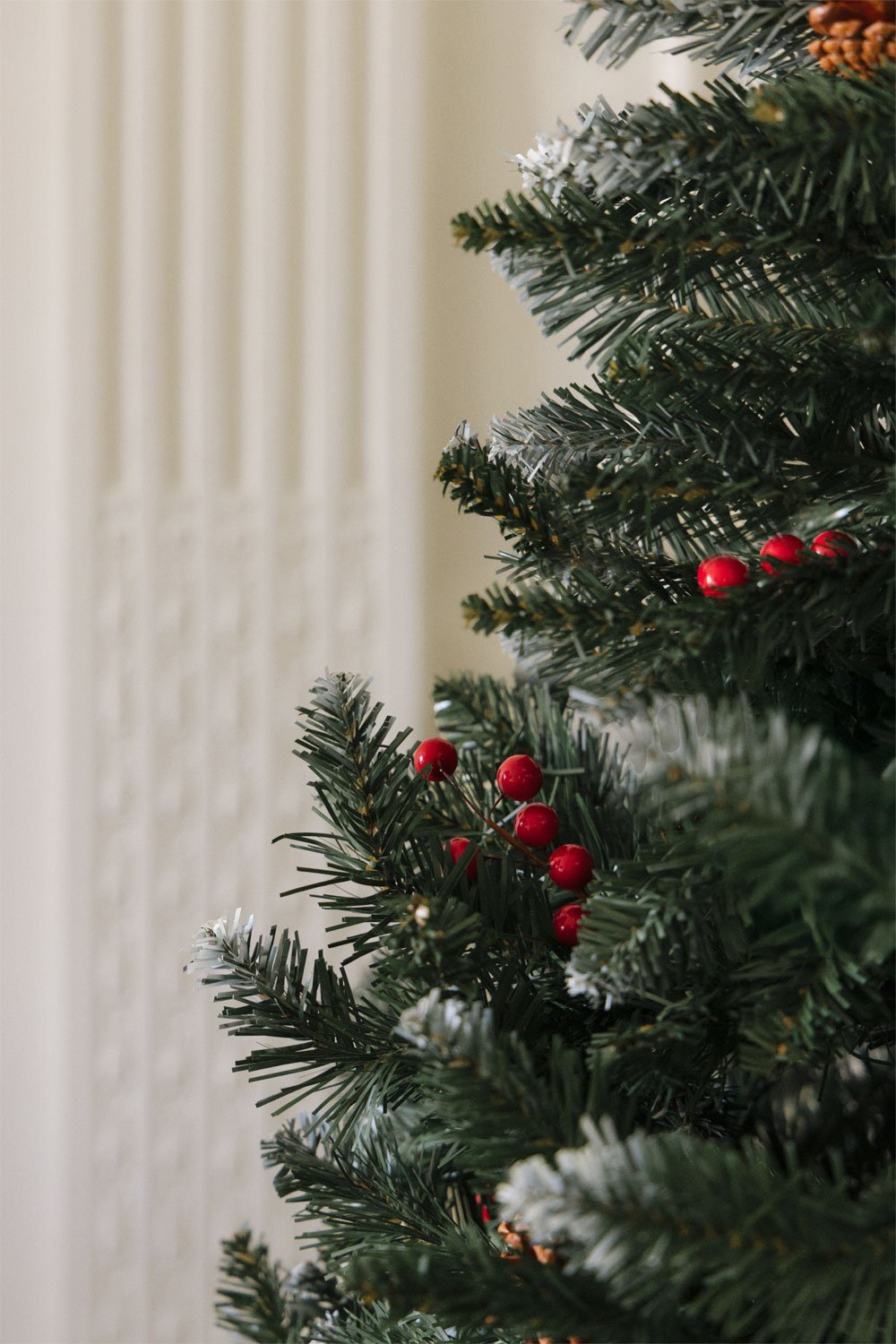 Árbol de Navidad con piñas decorativas y bayas rojas Livigno, imagen de galería 3
