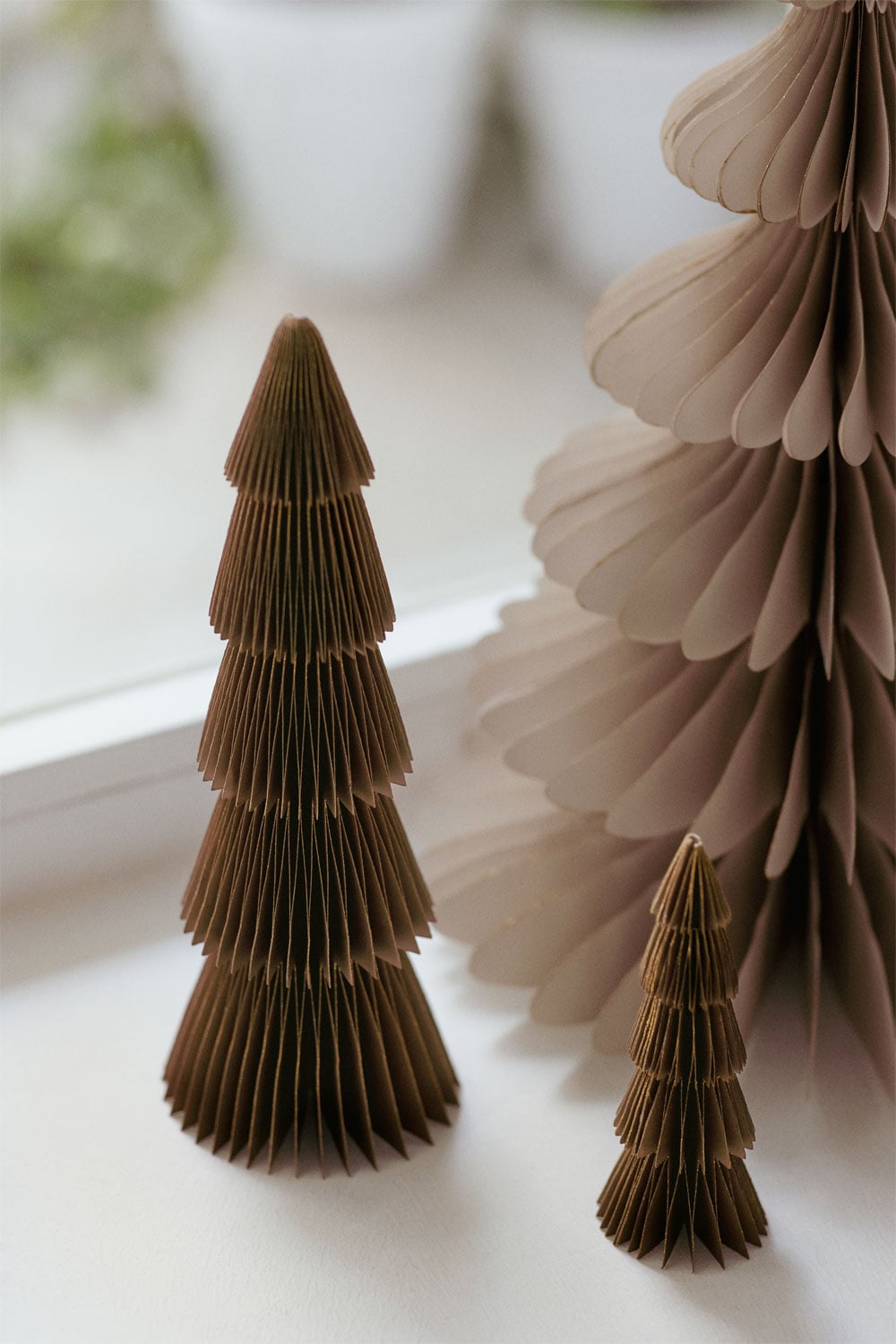 Pack de 2 árboles de Navidad 22,5 cm en papel marrón caramelo con brillo Jesper, imagen de galer&iacute;a 1