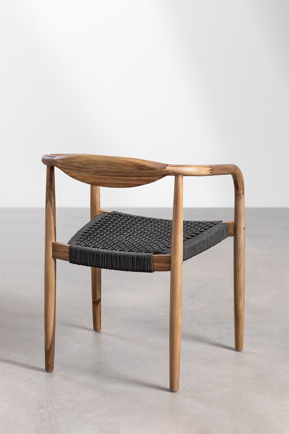 Set de mesa rectangular 270x110 cm en cemento Sirvon y 10 sillas de jardín con reposabrazos en madera de acacia Mallory, imagen de galería 7