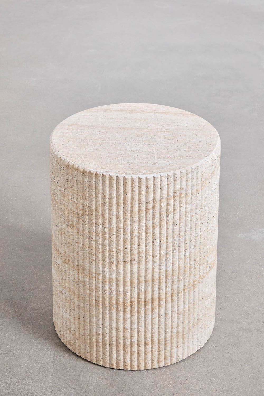 Mesa auxiliar para jardín redonda Ø40 cm en cemento look travertino Velia, imagen de galer&iacute;a 2