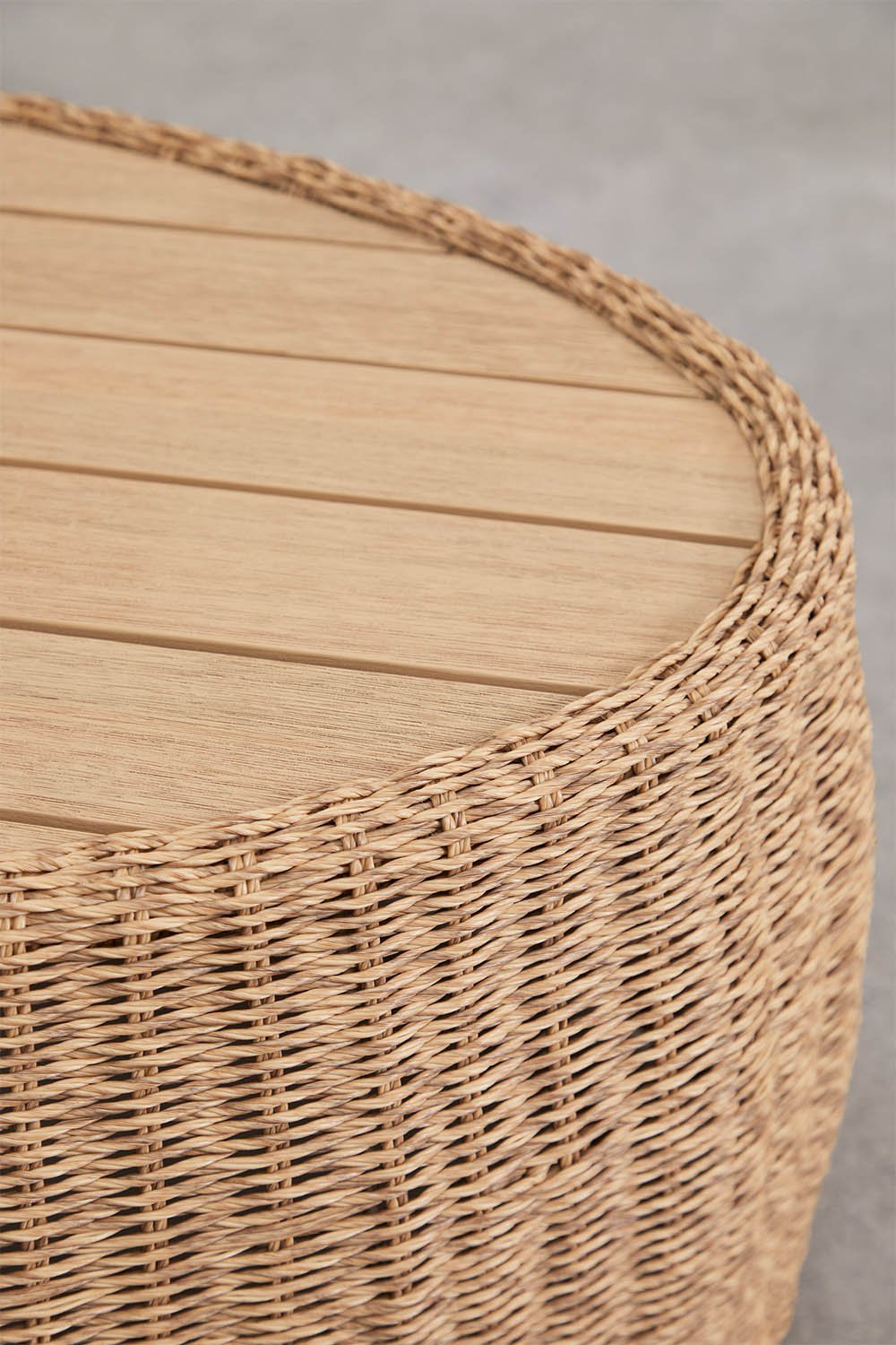 Mesa de centro para jardín ovalada 105x60 cm en madera de acacia y ratán Clarnyx, imagen de galer&iacute;a 5