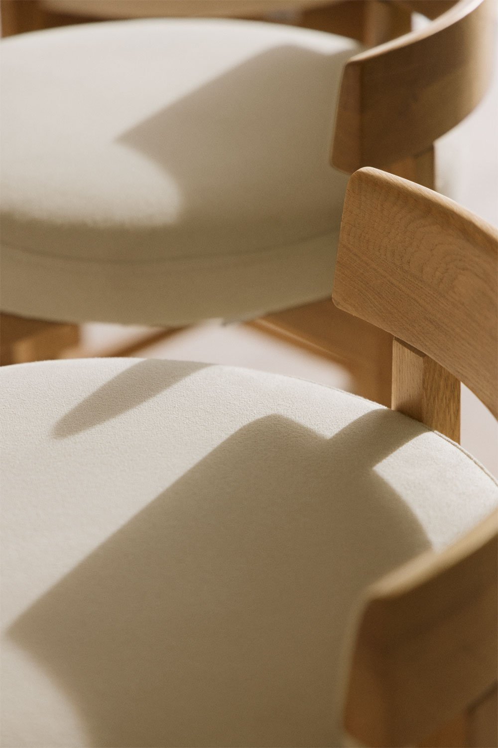 Pack de 2 taburetes altos 65 cm en madera de roble acabado natural y tela blanco roto Manila, imagen de galería 2