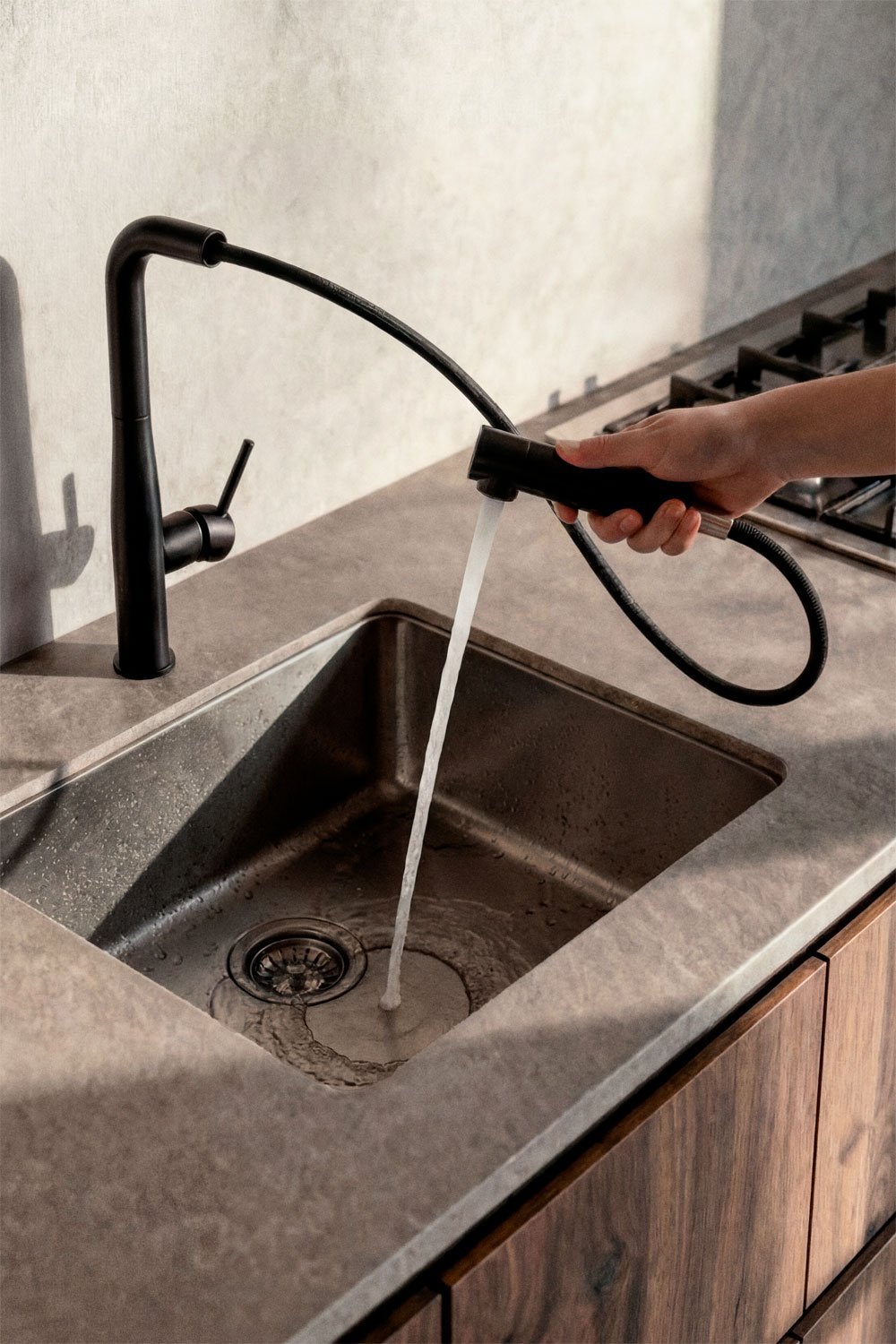 Grifo de cocina con caño alto extraíble en acero inoxidable Olyt, imagen de galer&iacute;a 2