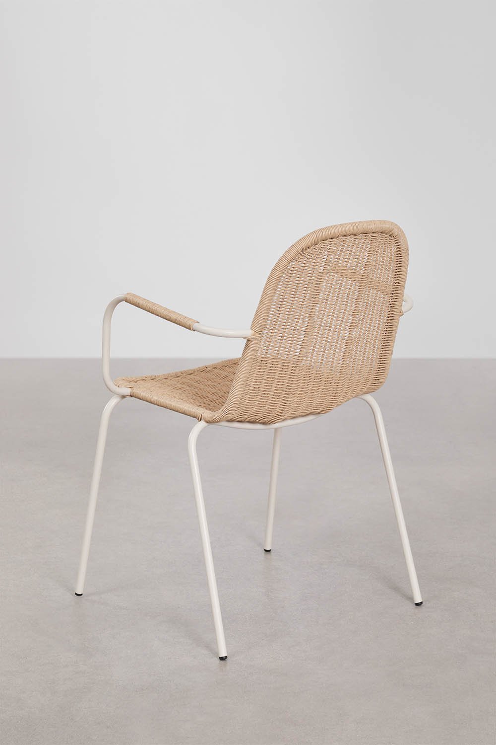 Silla de comedor apilable con reposabrazos en mimbre sintético Reiven, imagen de galer&iacute;a 3