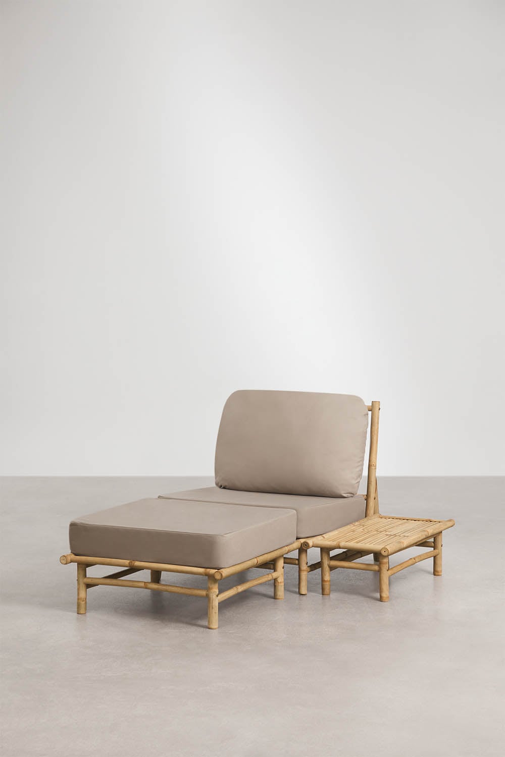 Conjunto de jardín con sillón, puff y mesa auxiliar rectangular en bambú Isendra, imagen de galer&iacute;a 1