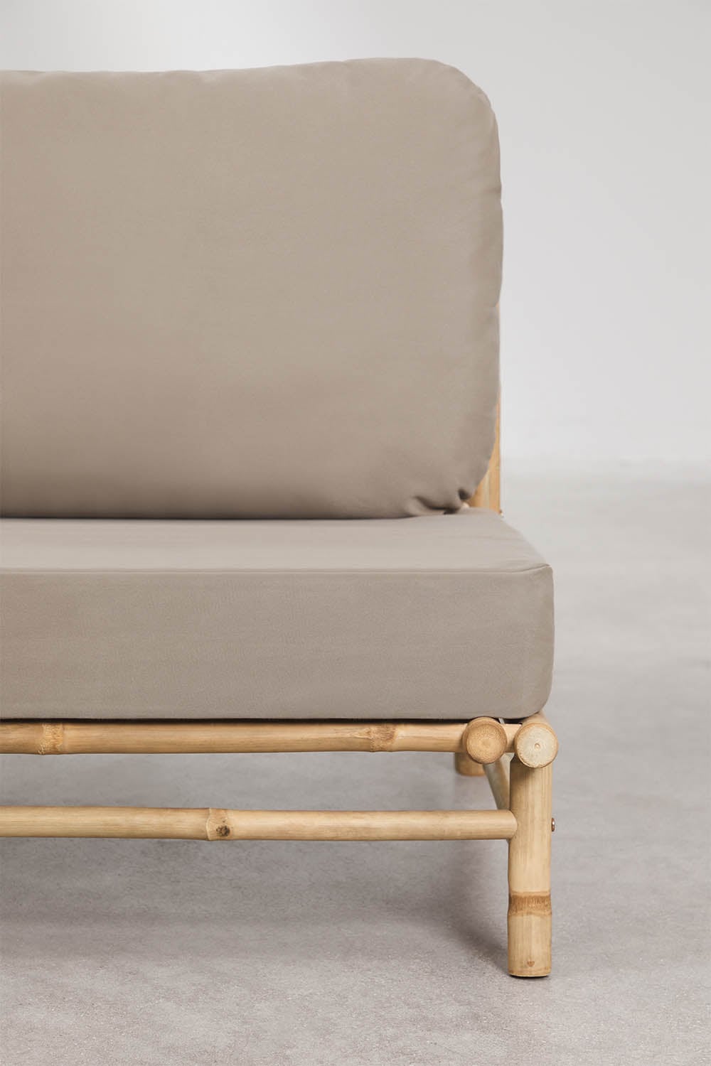 Conjunto de jardín con 2 sillones, puff y mesa de centro cuadrada 75x75 cm en bambú Isendra, imagen de galer&iacute;a 4