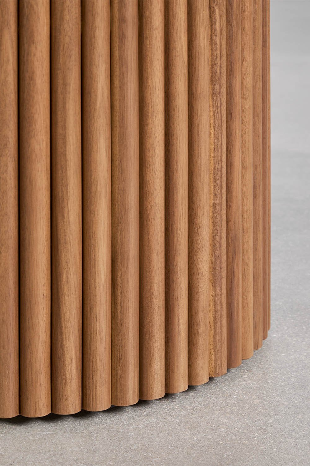 Mesa de jardín redonda en cemento y madera de acacia Sirvon, imagen de galer&iacute;a 5