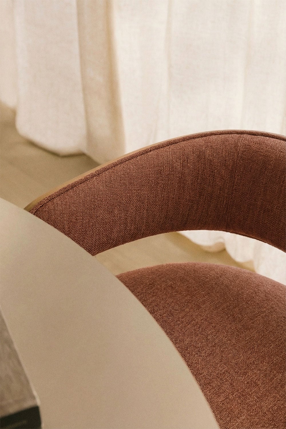 Pack de 4 sillas de comedor con reposabrazos en madera de roble y tapizada Olea Signature, imagen de galer&iacute;a 2