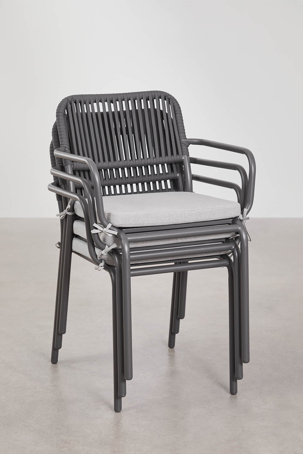 Silla de comedor apilable con reposabrazos en cuerda trenzada Arhiza, imagen de galer&iacute;a 9