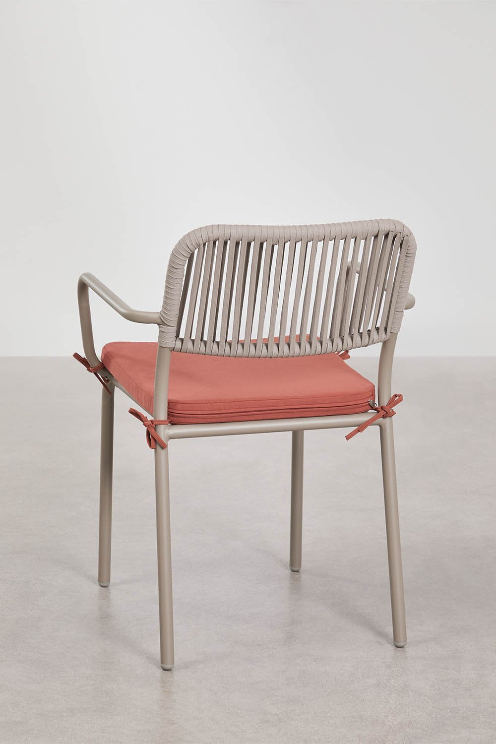 Silla de comedor apilable con reposabrazos en cuerda trenzada Arhiza, imagen de galer&iacute;a 3