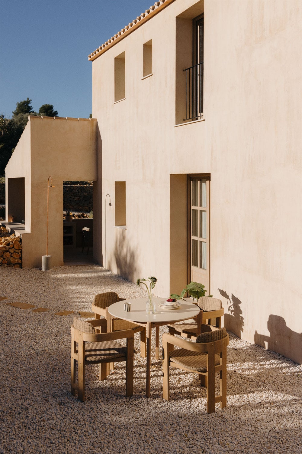 Mesa de jardín redonda Ø100 cm en cemento y madera de acacia Xajul, imagen de galer&iacute;a 1