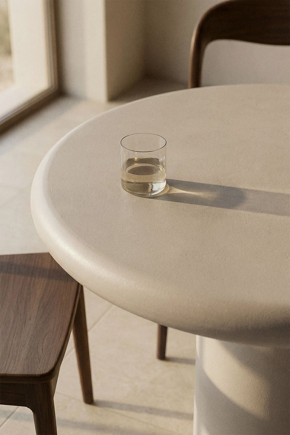 Mesa de comedor redonda en cemento Namara, imagen de galer&iacute;a 2