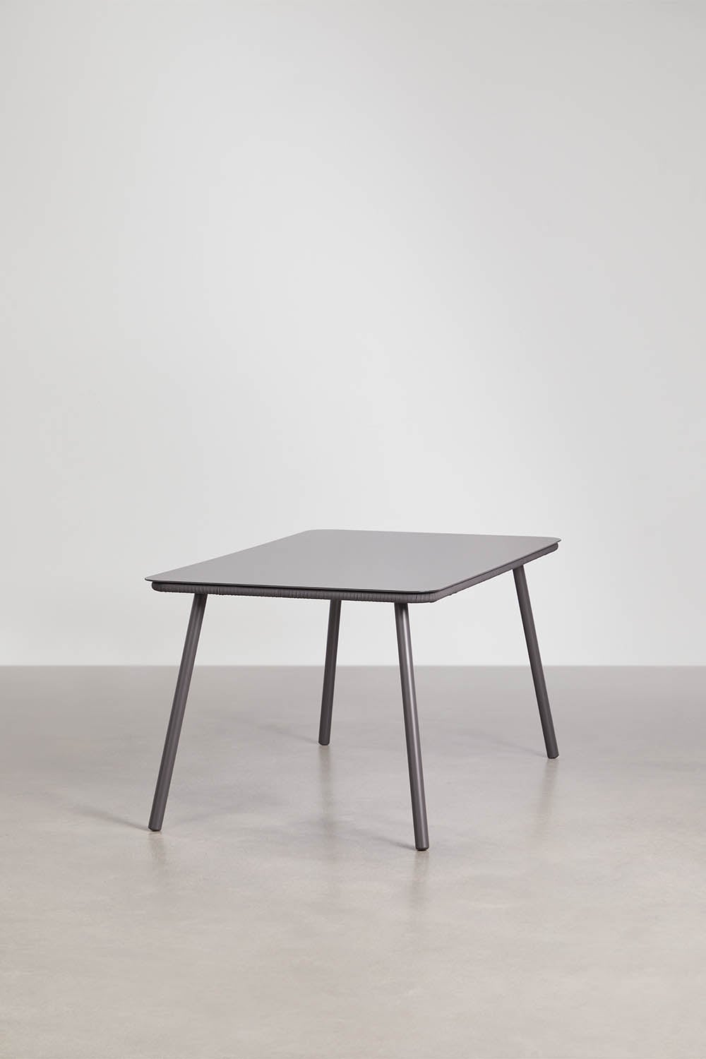 Set de mesa rectangular 160x90 cm y 4 sillas de comedor apilables en cuerda trenzada Arhiza, imagen de galer&iacute;a 3