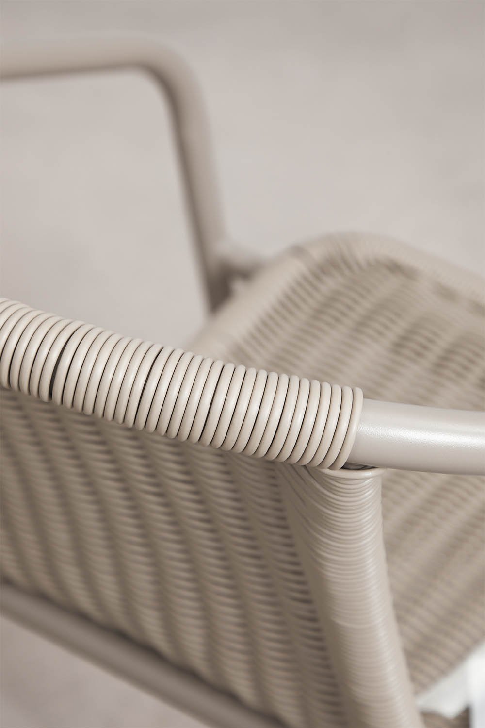 Silla de comedor apilable con reposabrazos en acero y mimbre sintético Kalymana , imagen de galer&iacute;a 5