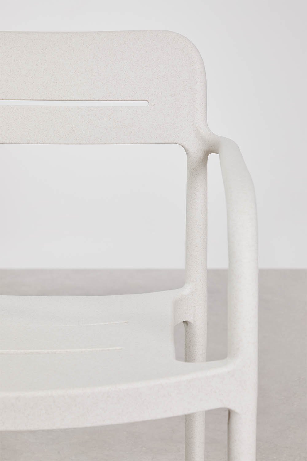 Pack de 4 sillas de comedor apilables con reposabrazos en polipropileno Graneli, imagen de galer&iacute;a 4