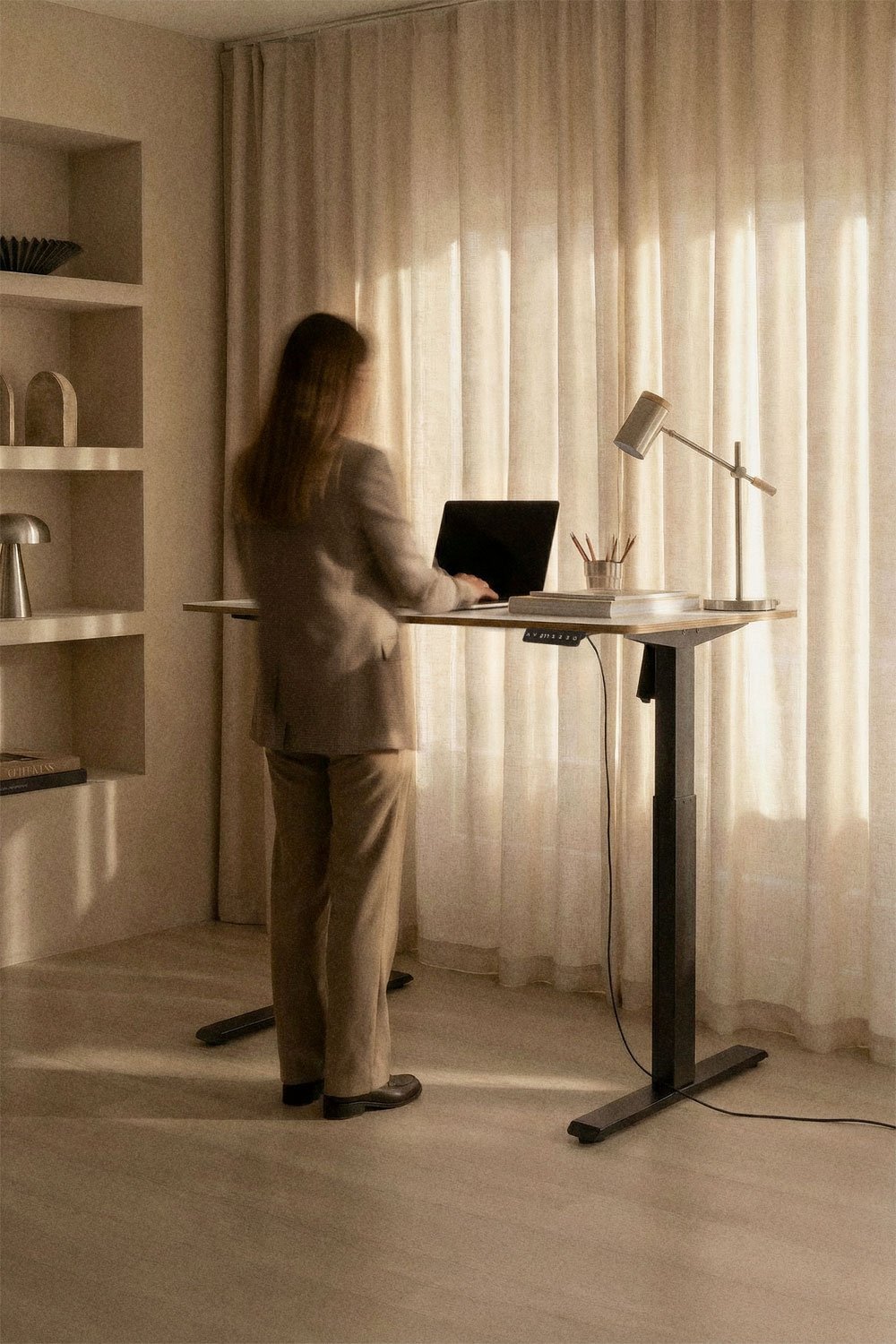 Escritorio elevable eléctrico rectangular con función de memoria en madera y hierro Serpi , imagen de galer&iacute;a 2