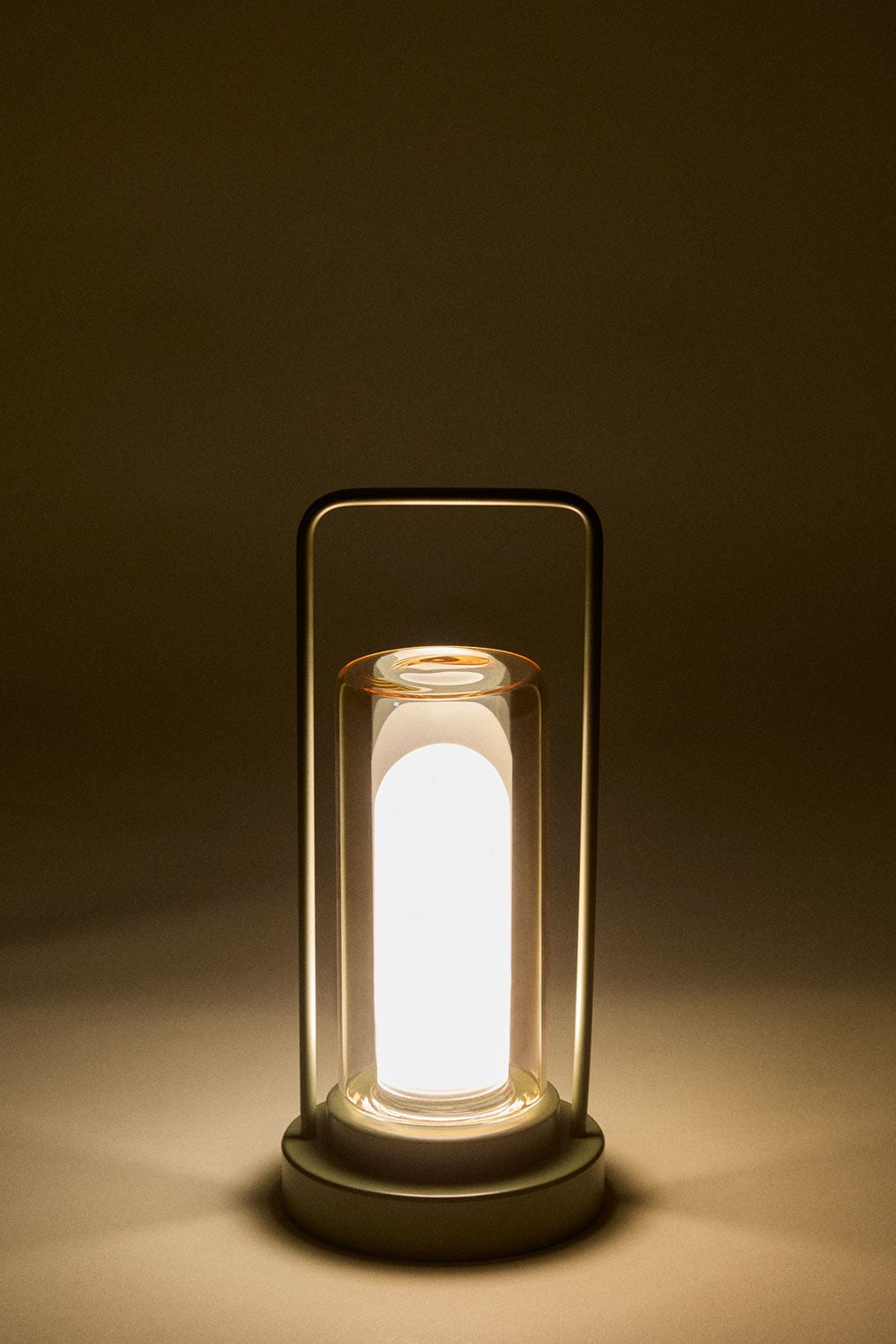 Lámpara de mesa LED inalámbrica para exterior en hierro y cristal Sorlix, imagen de galer&iacute;a 3