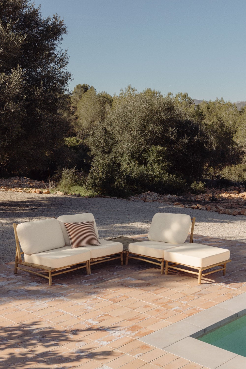 Conjunto de jardín con sofá modular de 3 piezas, puff y mesa de centro cuadrada 75x75 cm en bambú Isendra, imagen de galer&iacute;a 11