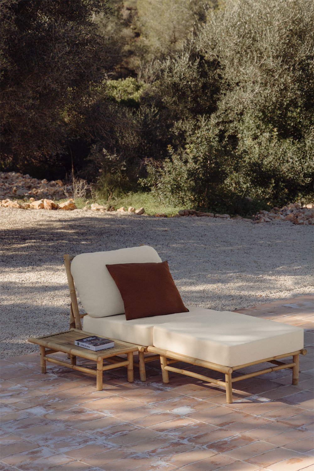 Conjunto de jardín con sillón, puff y mesa auxiliar rectangular en bambú Isendra, imagen de galer&iacute;a 11