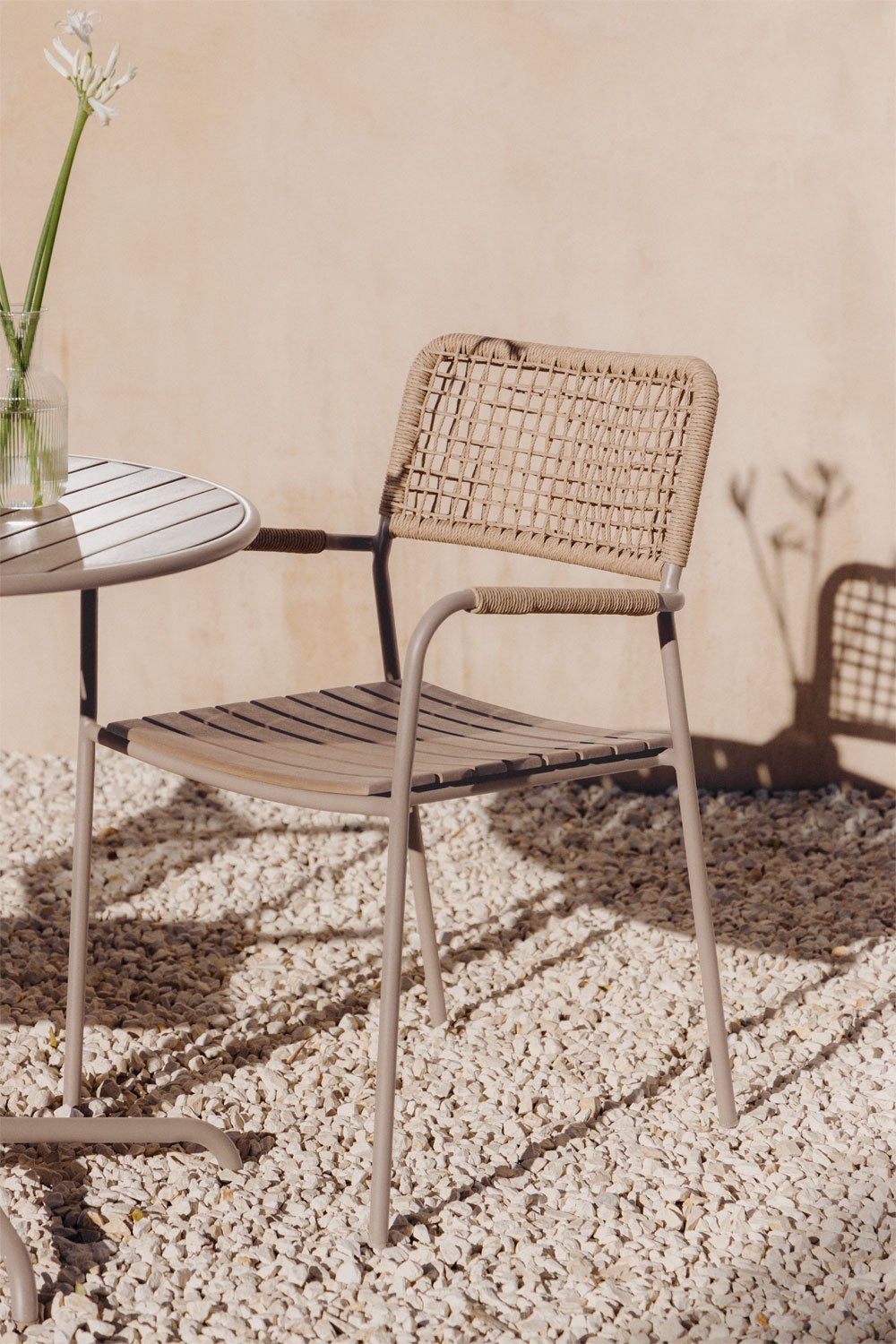 Pack de 4 sillas de jardín apilables con reposabrazos en acero y madera de acacia Tilda, imagen de galer&iacute;a 1