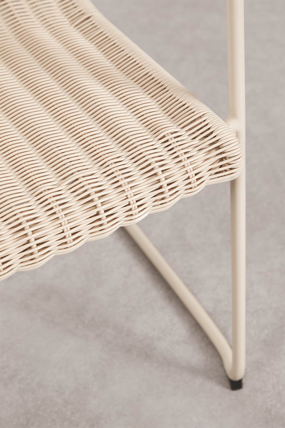 Silla de comedor apilable con reposabrazos en mimbre sintético y acero Revia, imagen de galer&iacute;a 5