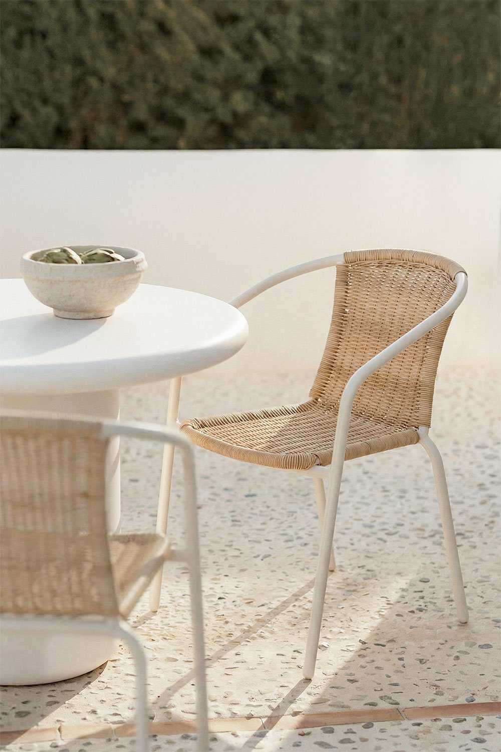 Silla de jardín apilable con reposabrazos en acero y mimbre sintético Kalymana  , imagen de galer&iacute;a 1